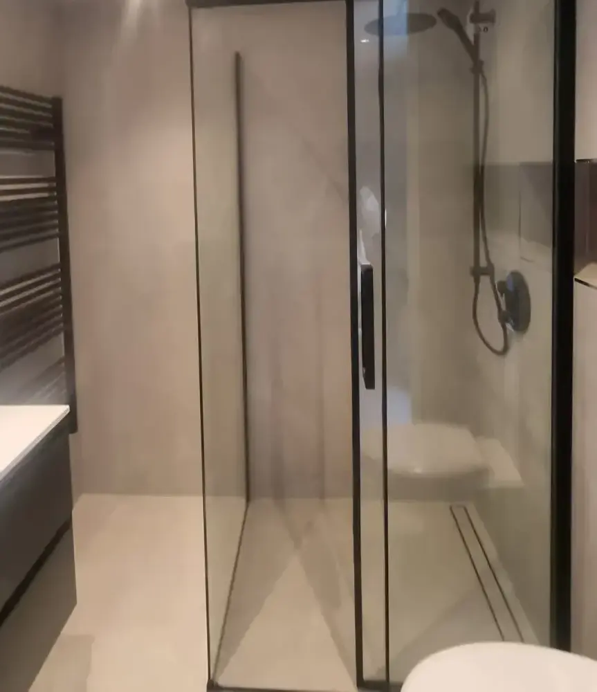 Badkamerrenovatie met inloopdouche en tegelwerk