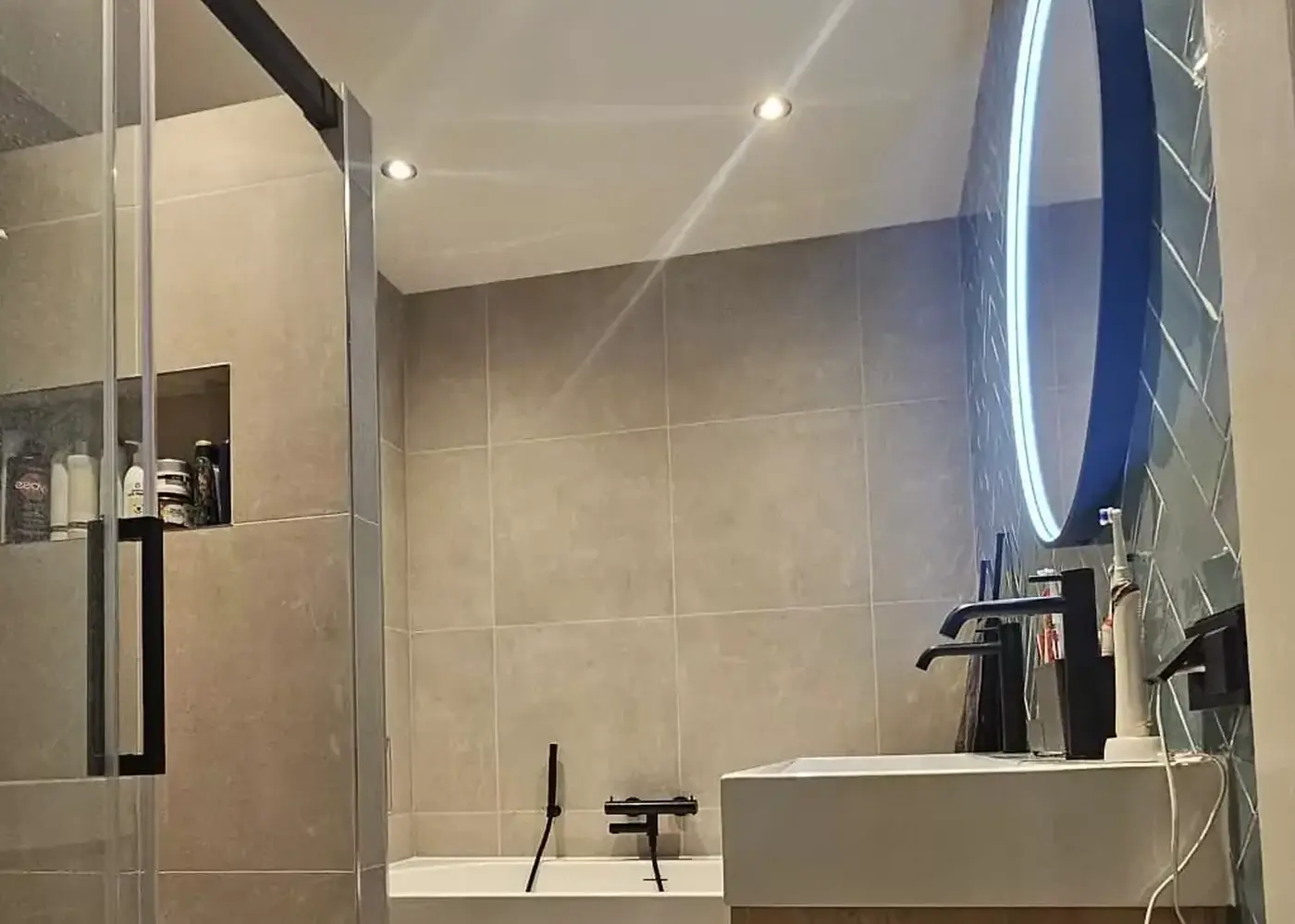 Luxe badkamer met wellness of premium details binnen Badkamerrenovatie in Zuid-Holland